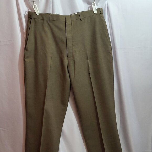 Haggar. Like New, Men's Brown Dress Pants, size 36x32 - Picture 1 of 8
